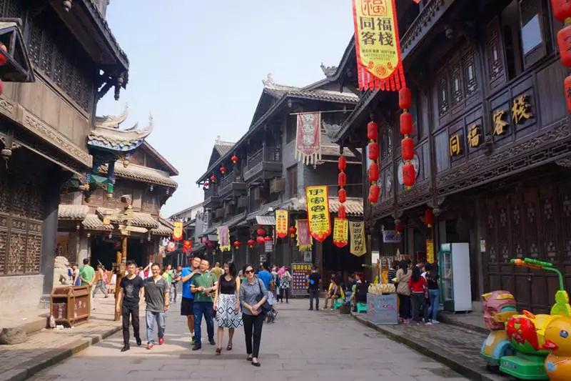 法国银行家拍摄的晚清彩照：未被烧毁的圆明园、妆容辣眼的格格们